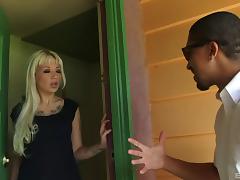 A black guy lays the pipe to the sexy white girl next door