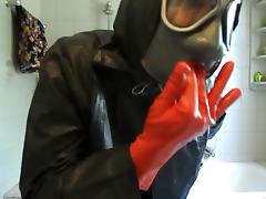 Latex Gasmask sucking ...