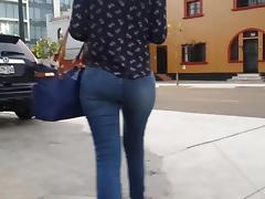 SEXY junior GIRL WALKING IN JEANS